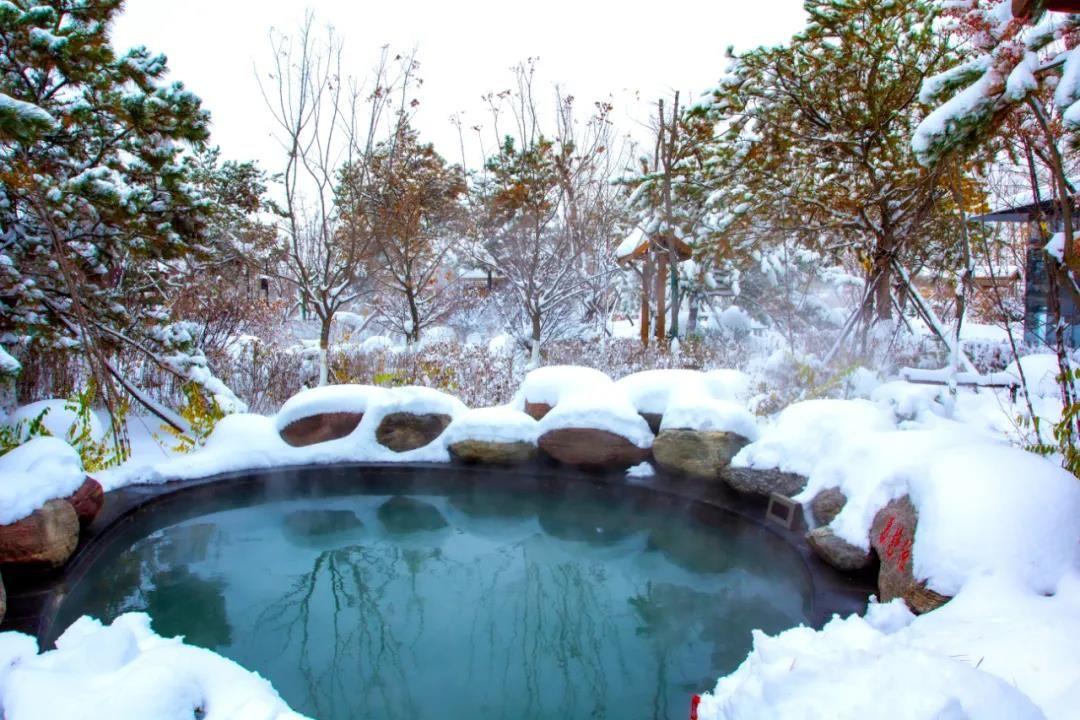 大雪纷飞时温泉能满足的人们对温暖的渴望