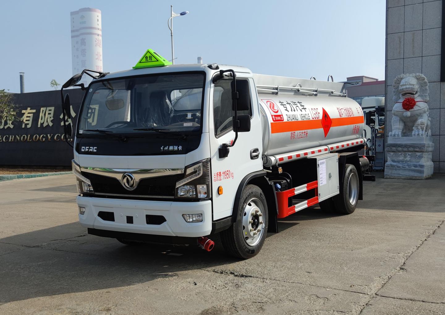 8吨油罐车东风油罐车可分期包上牌购车热线19571028550