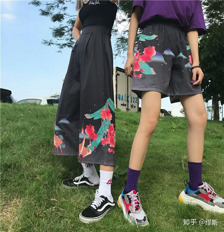 男生穿羽织搭什么裤子和鞋子会好看?