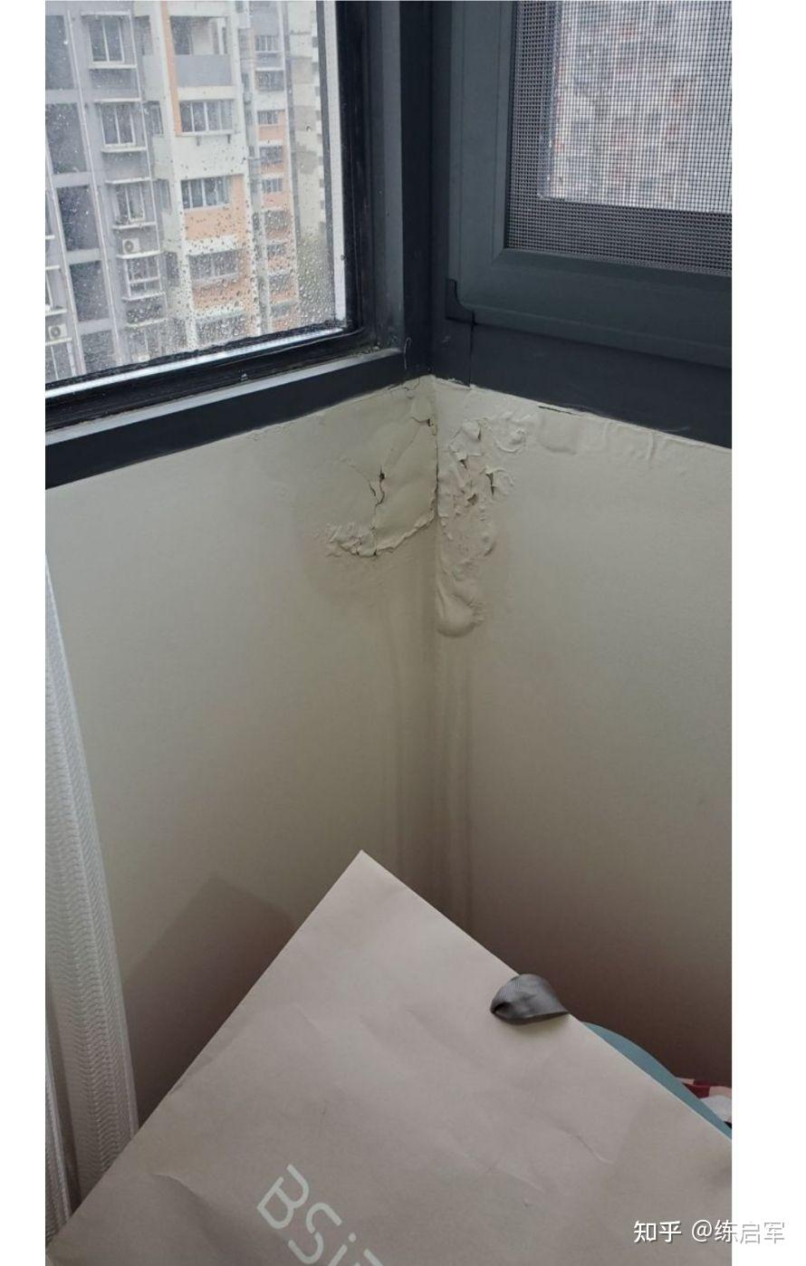 雨天阳台窗户下方的内墙渗水,多数在中间位置与拐角处,问题出在窗户