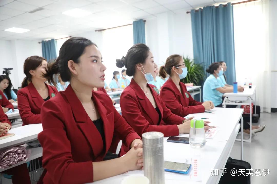 "天美恩伊创始人孙冰女士参加本次密训课并为学员介绍品牌理念.