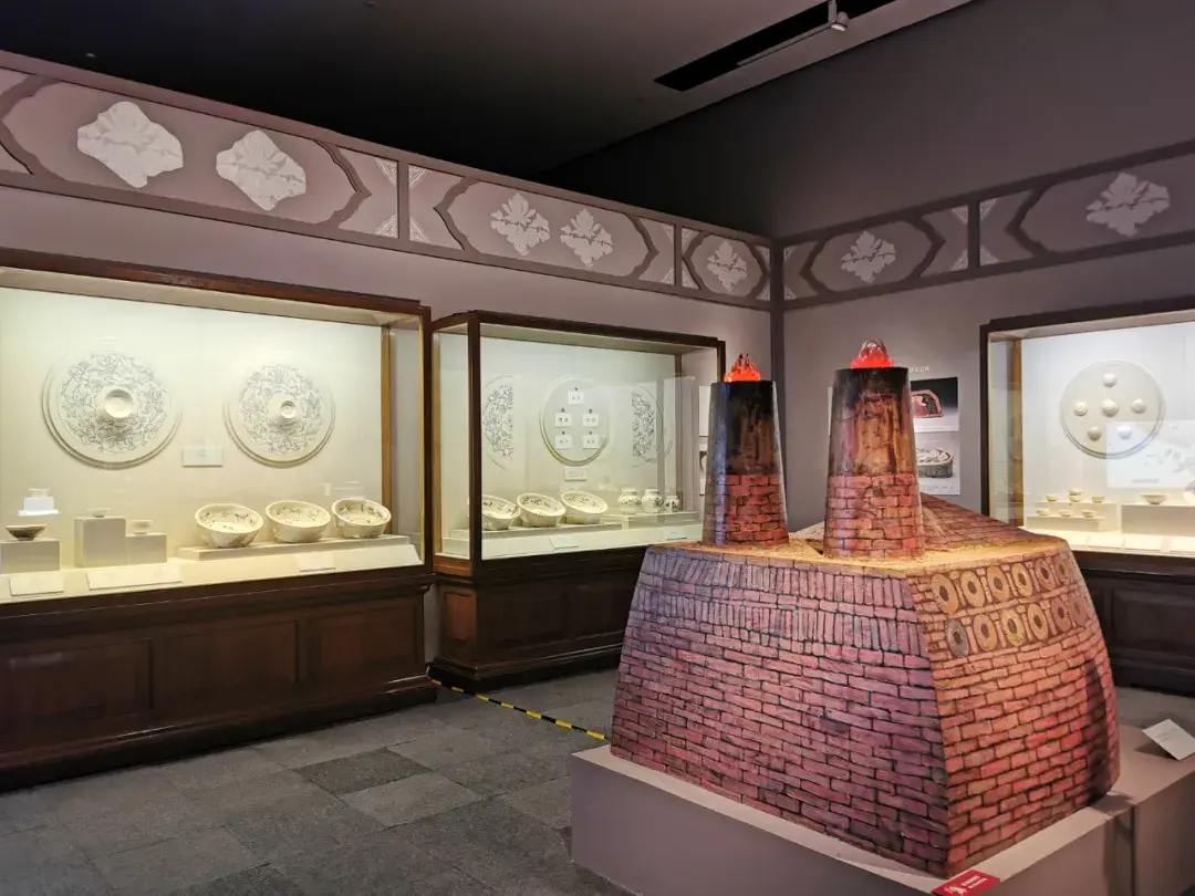 望野博物馆部分展品金 白地黑彩花卉纹开光书法八角枕    望野博物馆