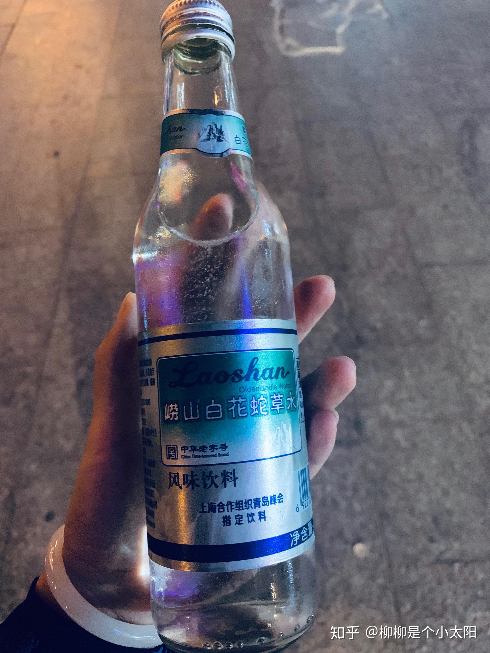 无不显示着它的高冷神秘那透明的玻璃瓶身配着复古简约的包装设计在