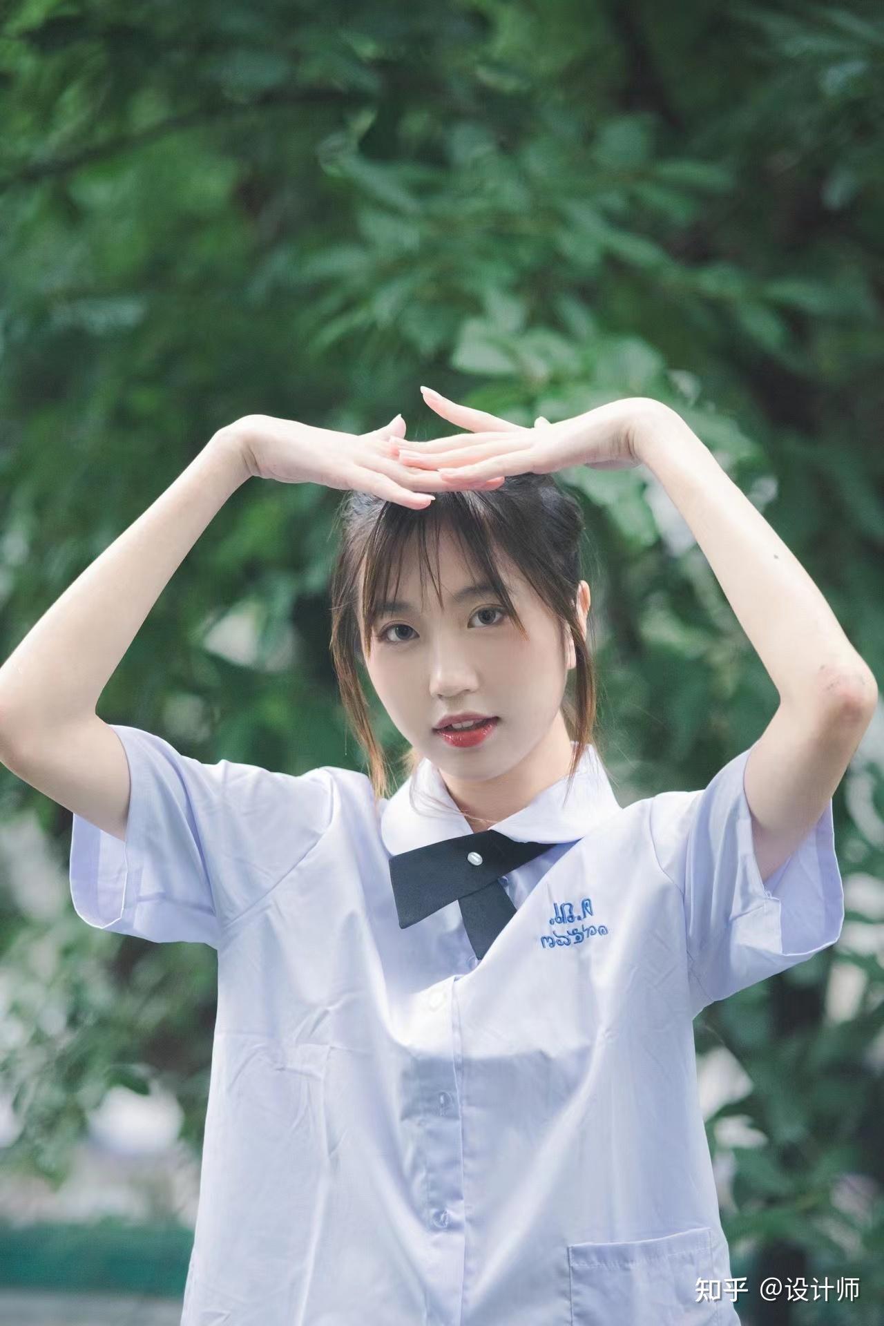 做做鬼脸,搞怪一下,或者像模特一般,双手举起放在头顶,为人像制造出