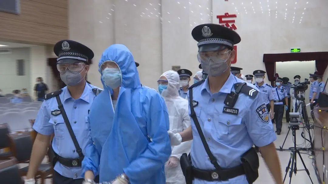 死刑黑老大戴口罩穿防护服上法庭