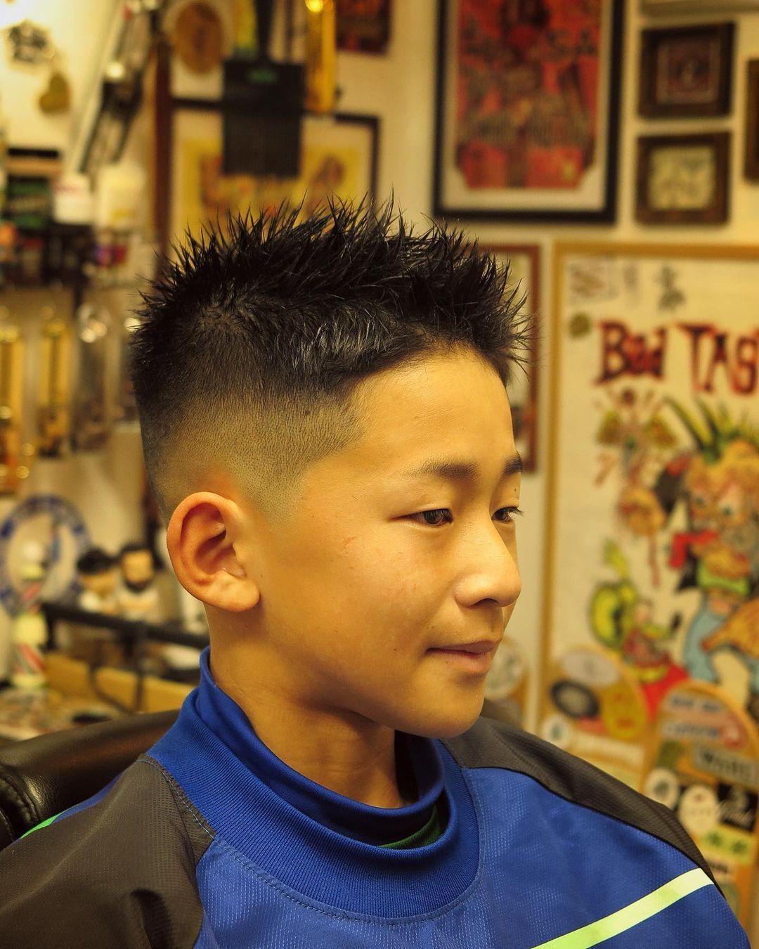 短碎发算是一种比较简单的小男孩发型,但是帅气一点都不差