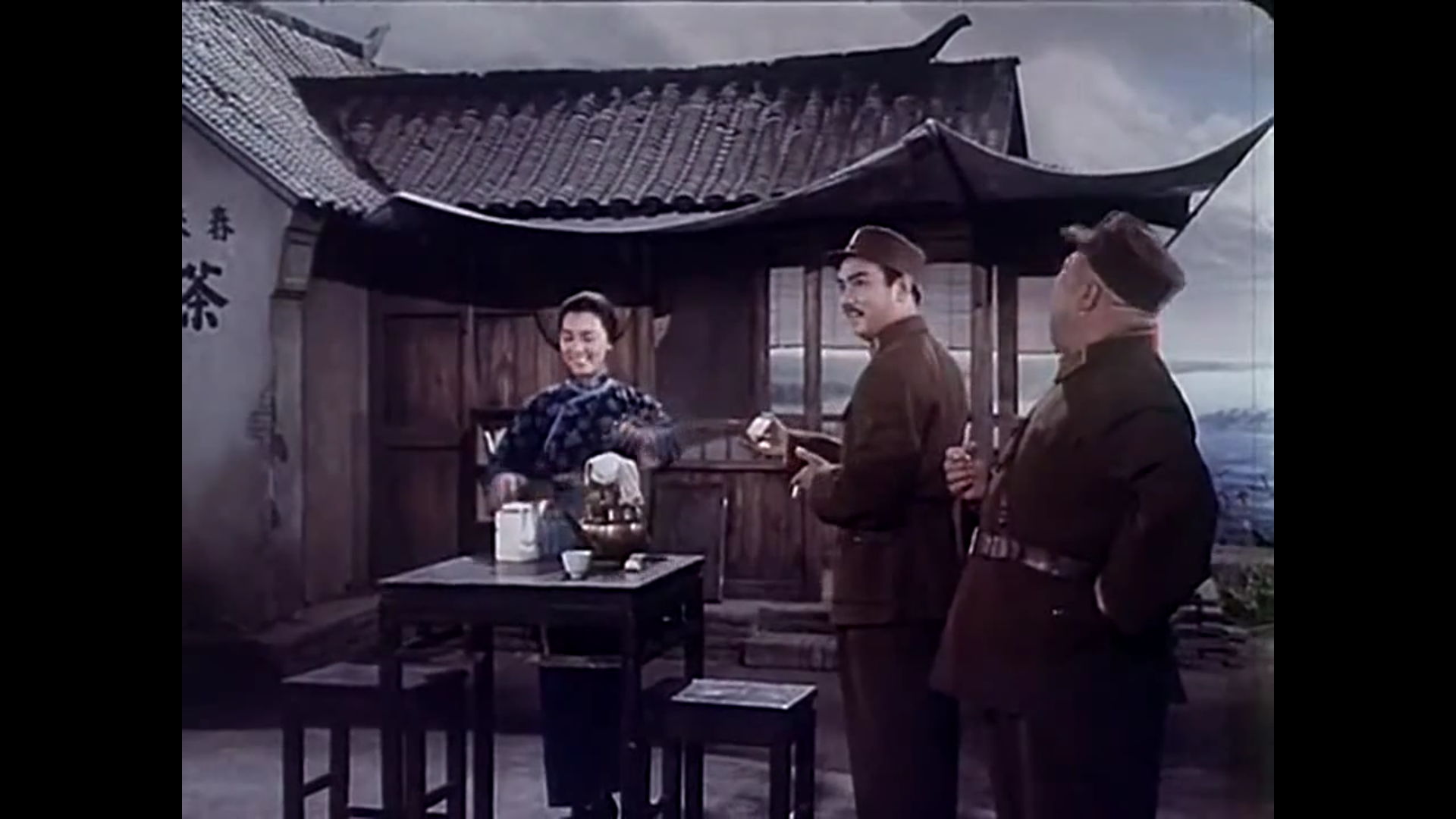 《沙家浜·智斗》中刁德一为什麼要给老板娘敬烟? - 知乎