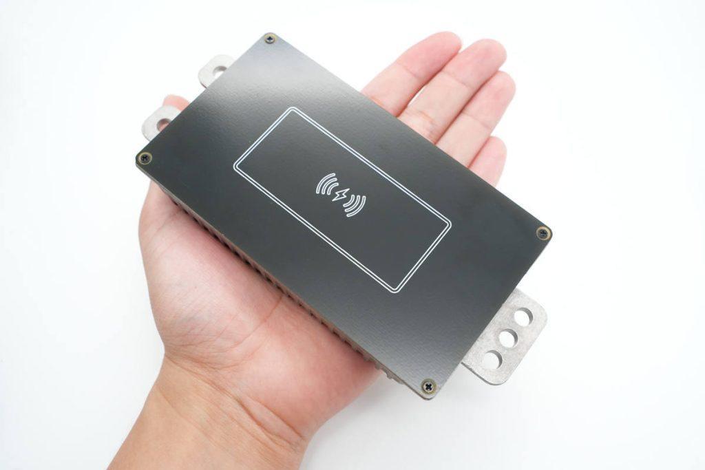 比亚迪汽车无线充电模块外观