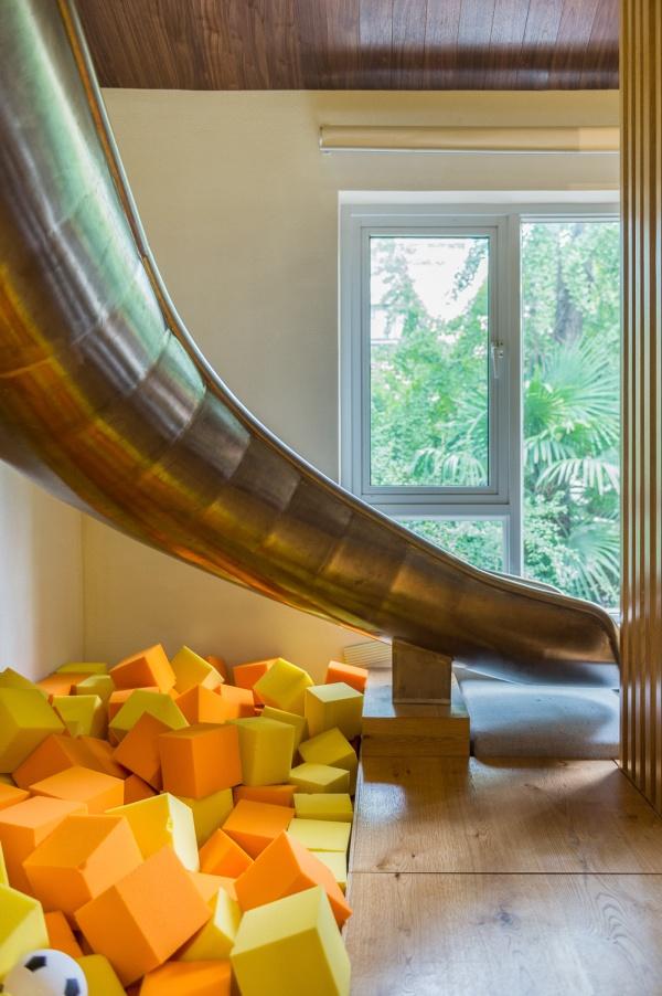 这间滑梯房是房东买下老房子改造的,房东在房子里安装了一个滑梯,还有