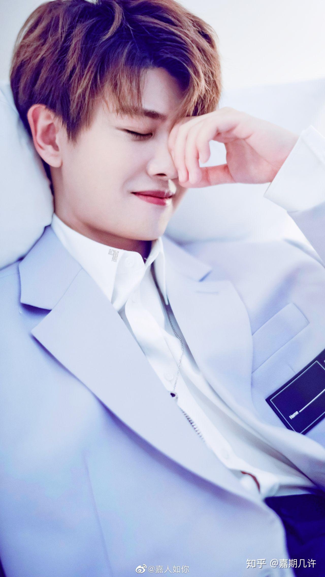 大家都有什么嘉伦的那种惊艳的照片吗?那种看一眼就特别惊艳的 ?