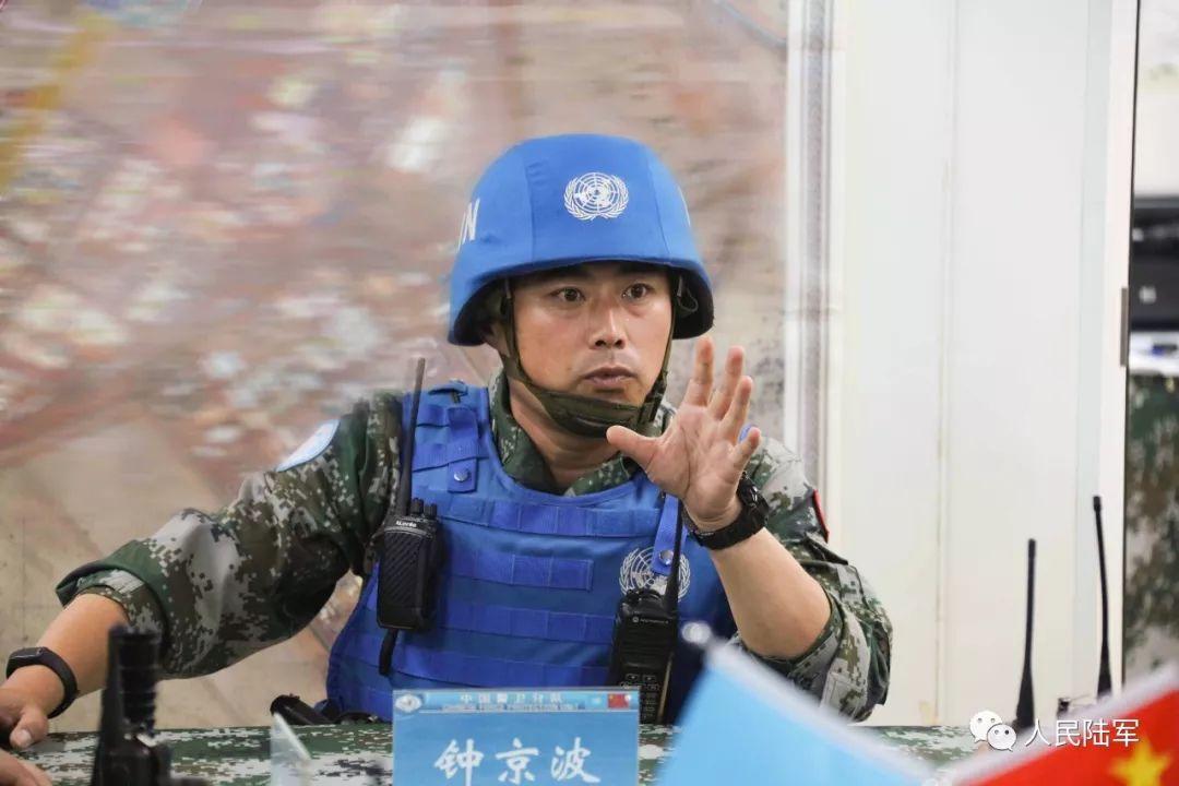 65426部队副部队长钟京波——警卫一线"排头兵"2006年,张军强赴刚果