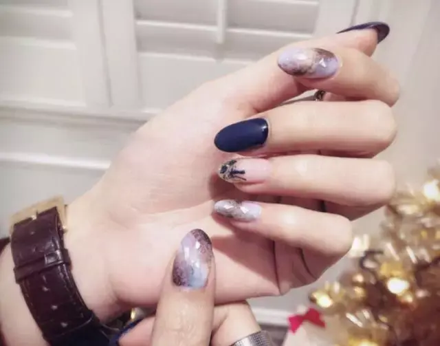 这里可能是最全的新年美甲集合了-新年美甲图片2021简单大方红色衣服