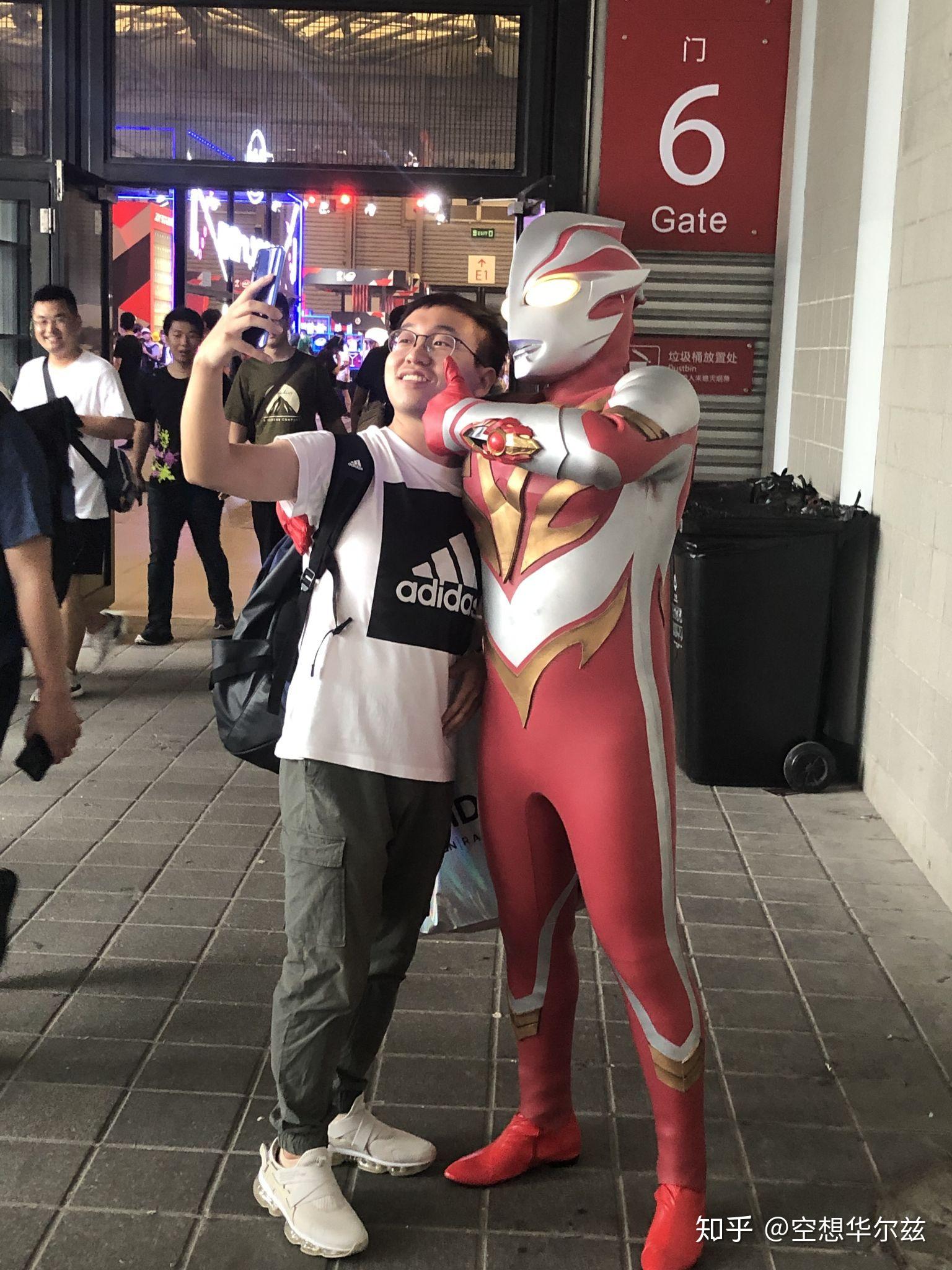 奥特曼的皮套演员如何呼吸和看见东西