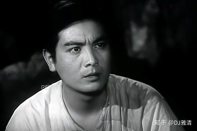 1975年,一个偶然的机会摆在了他的面前,上影厂招演员.