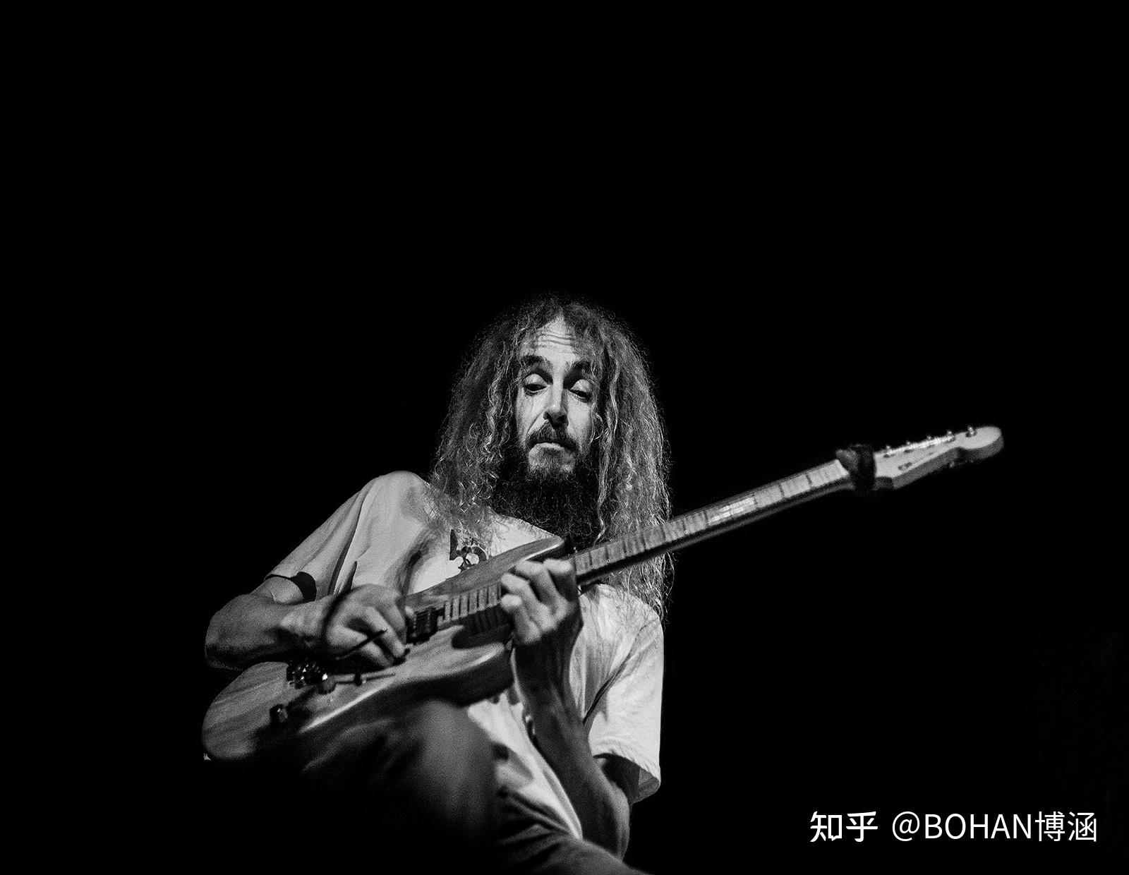 全篇以纯文字的方式讲述了guthrie govan在电吉他与音乐方方面面的