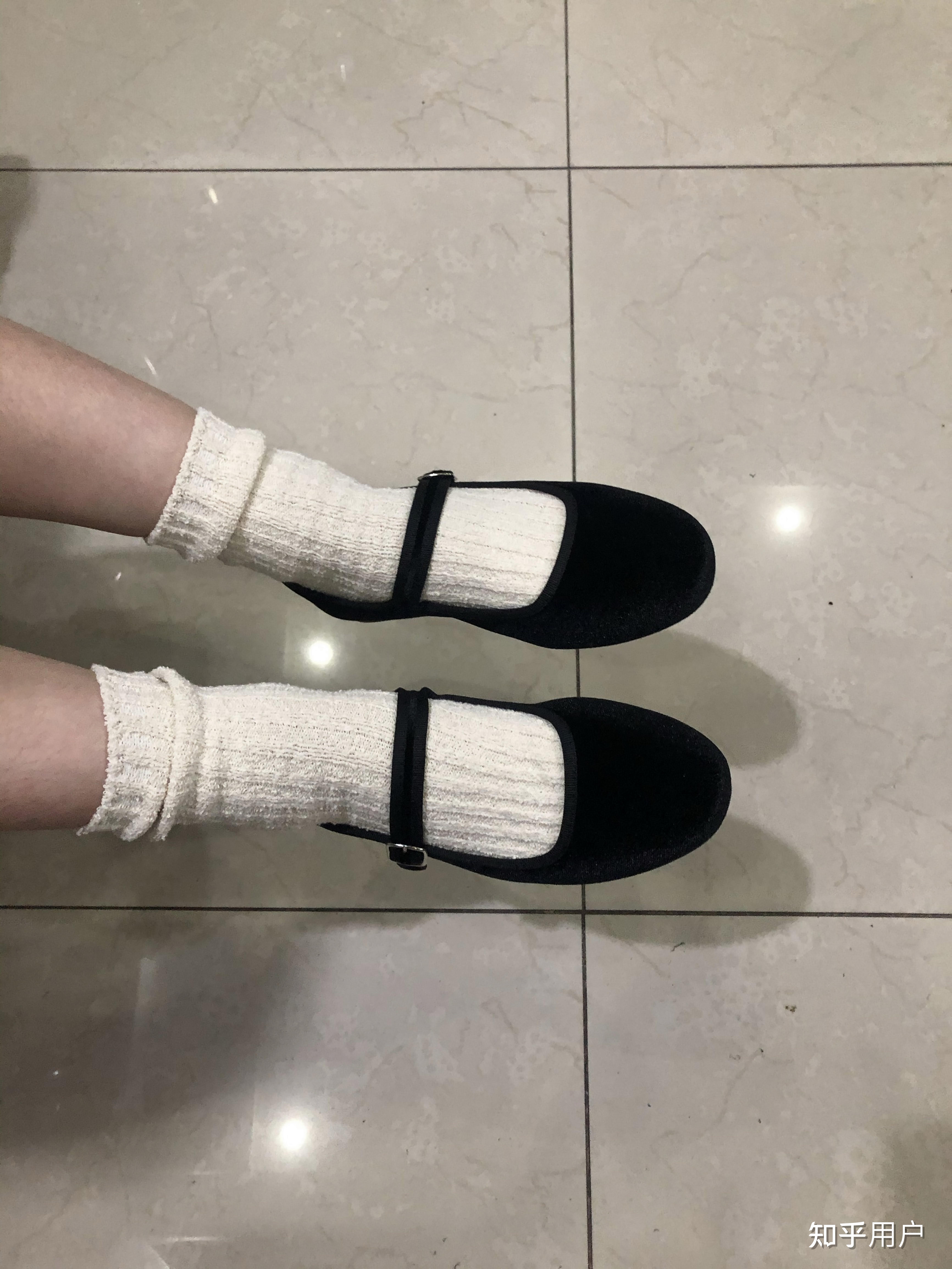 为什么黑布鞋总是搭配白袜子,但是黑皮鞋搭配白袜子是搭配禁忌呢?