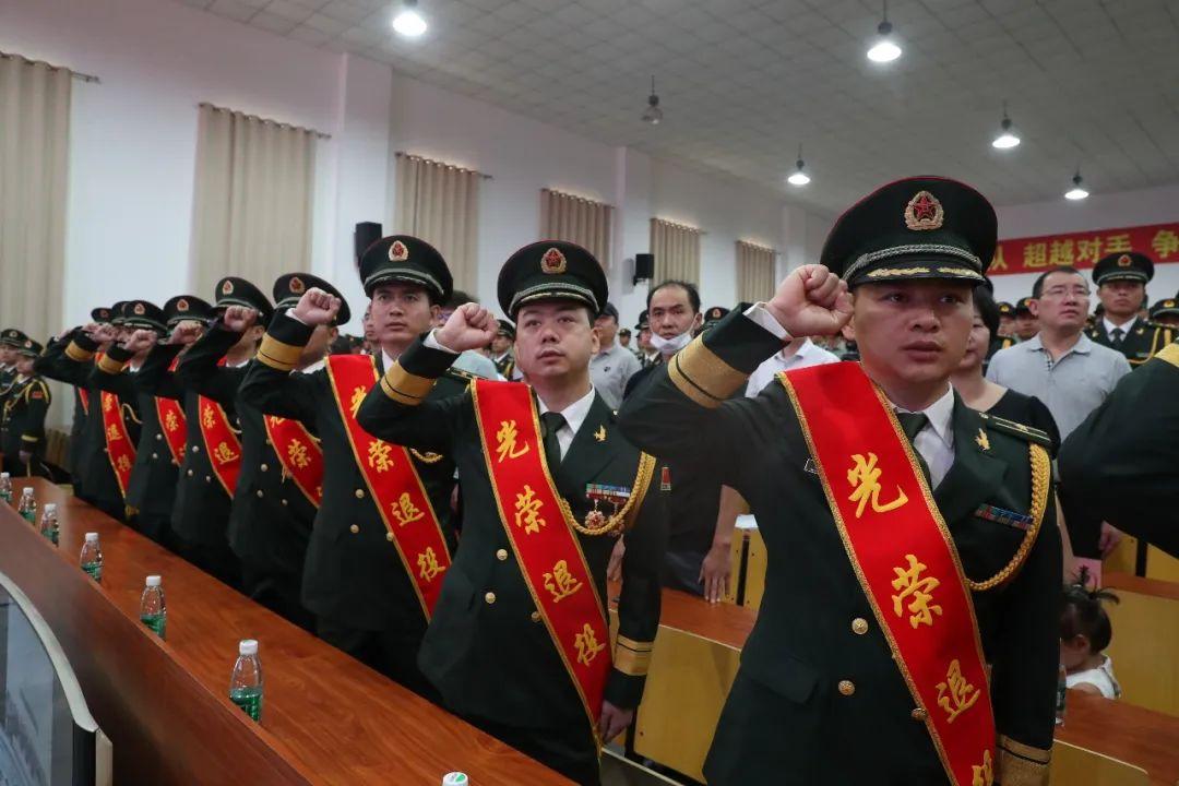 军官退役仪式面向八一军旗11名退役干部佩戴"光荣退役"绶带昂首挺立