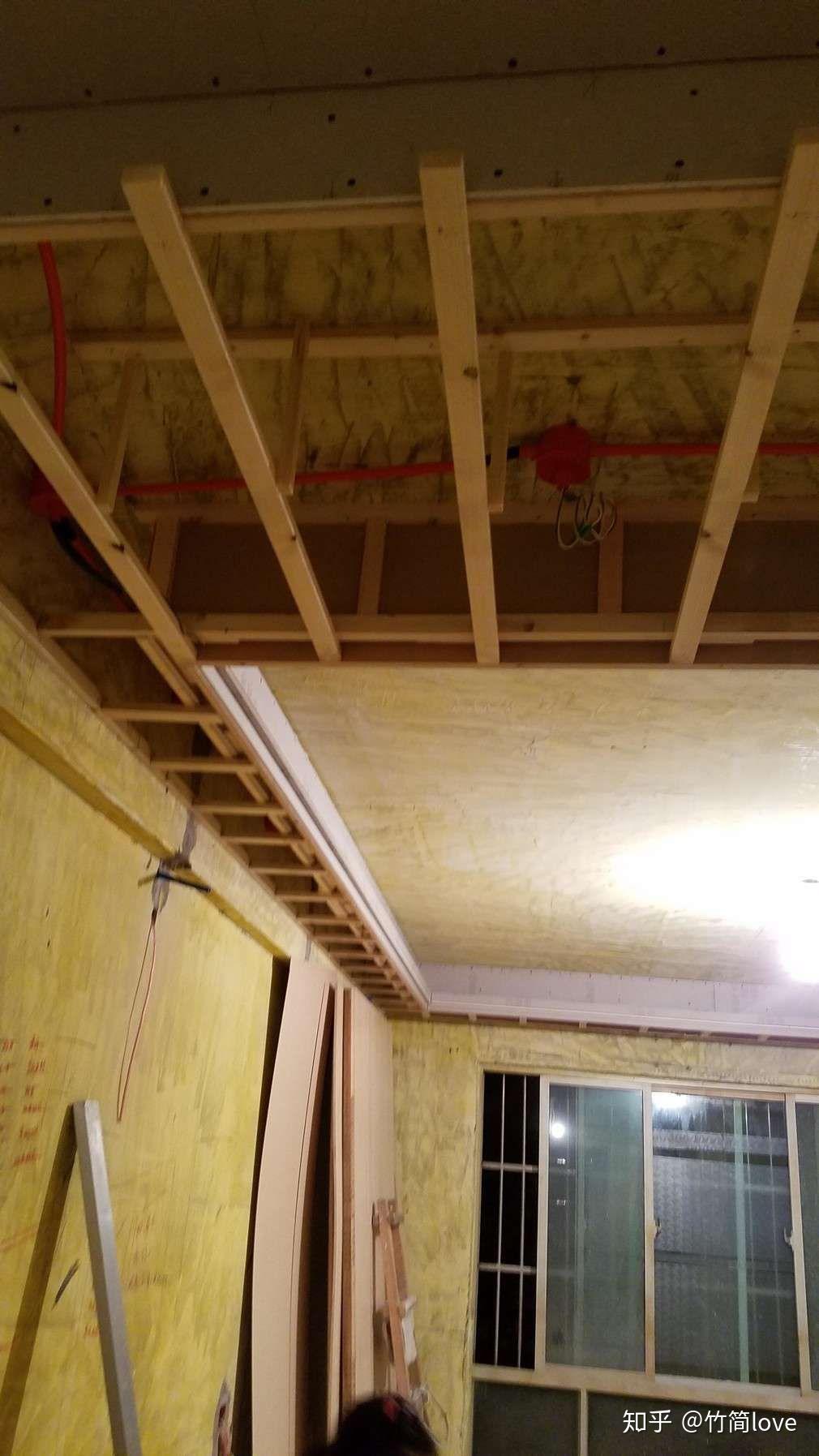 石膏板条形顶是怎么做的?是由木龙骨框架77石膏板做出来的