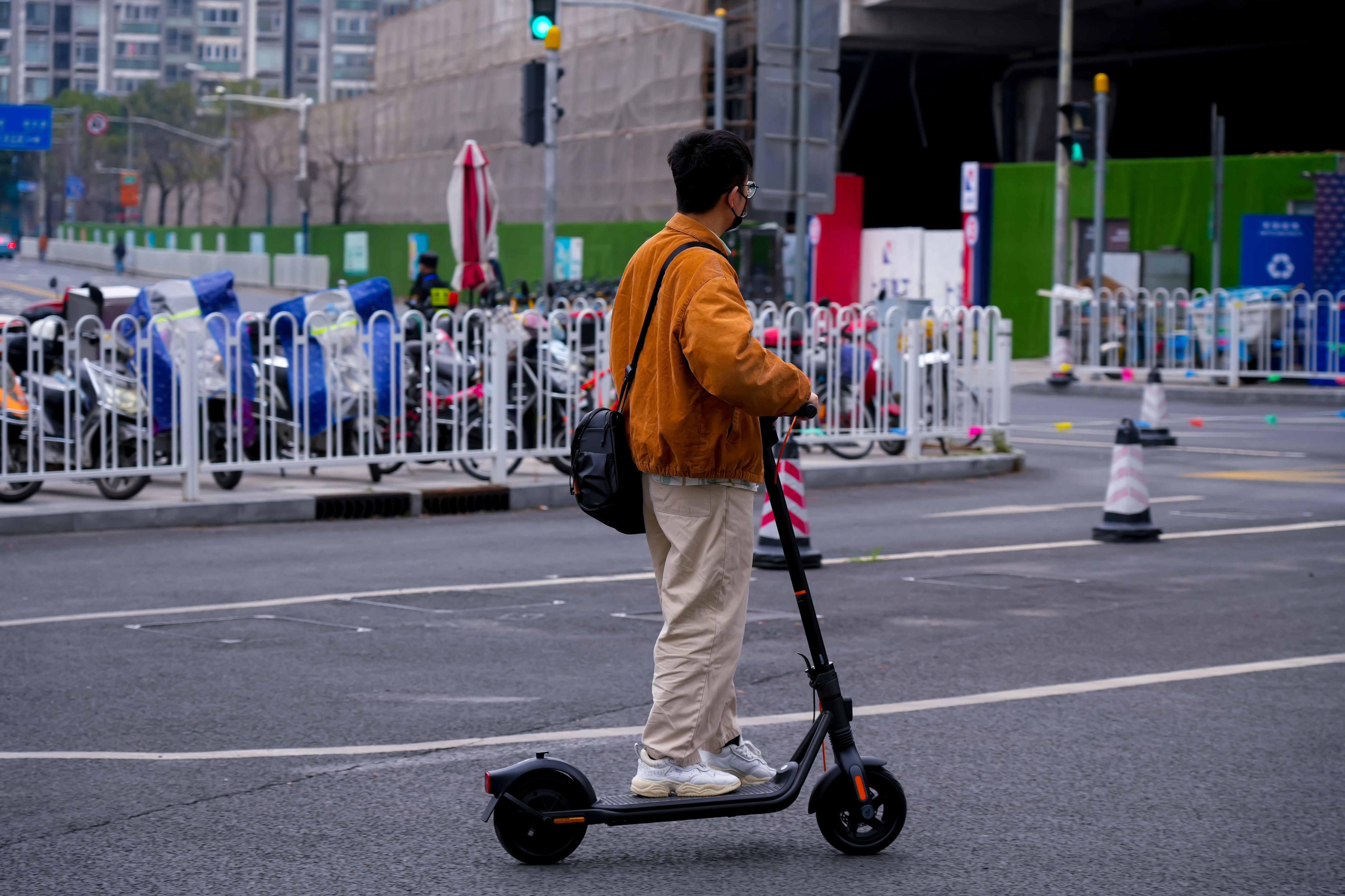 九号电动滑板车f2pro上手黑科技堆叠惊人动力续航丨汽车级tcs自修复
