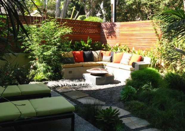 在庭院角落里配套室外的长椅沙发,给座椅配上柔软的坐垫和靠包不仅