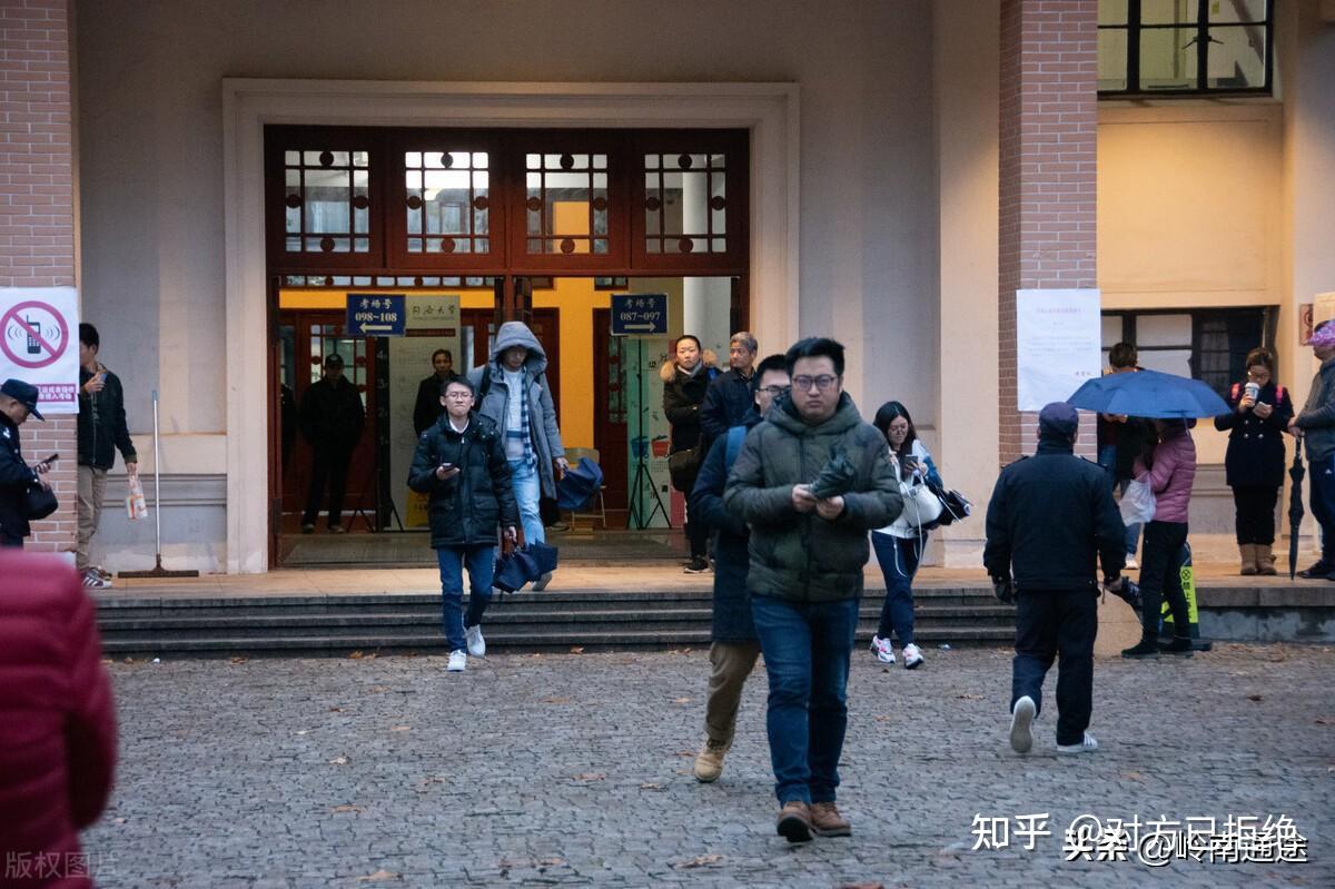 现在大学生上课都在玩手机吗 985和211高校也这样吗详情介绍