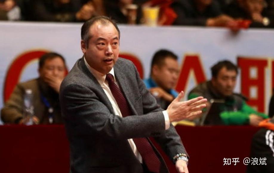 在打完98/99赛季之后,39岁的黄云龙宣布引退,随后转战教练岗位,数年