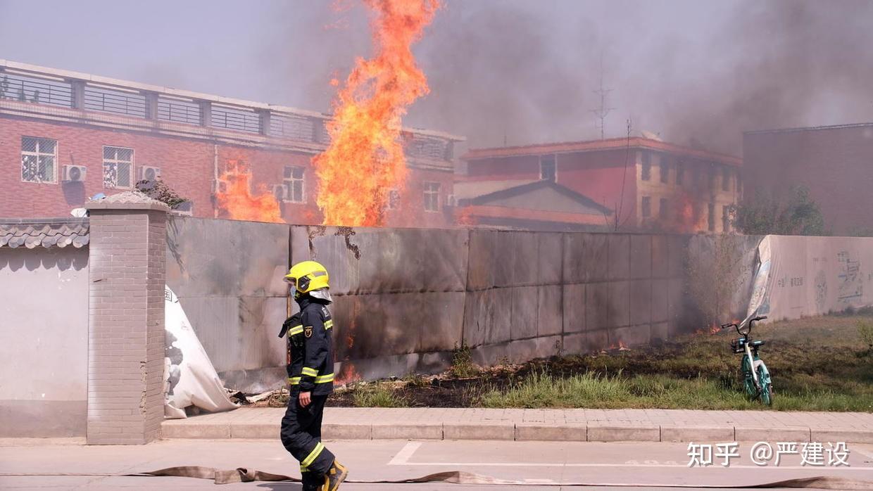 一开始晒台上有十几位女教师端脸盆泼水灭火拍视频果然水火无情火势