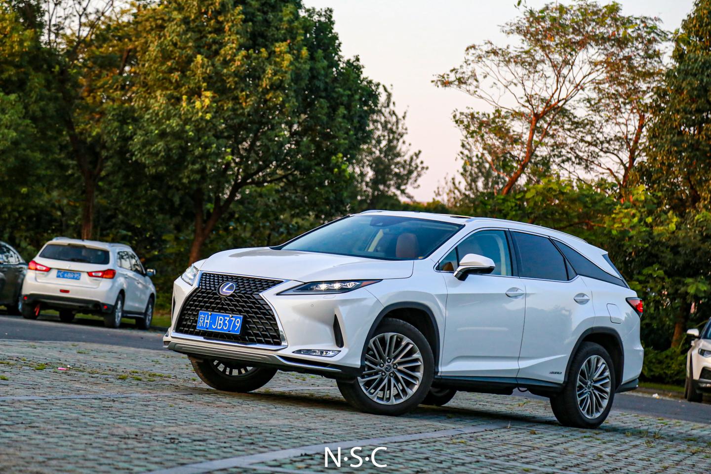 这是一台非典型性加长车型体验雷克萨斯rx450hl