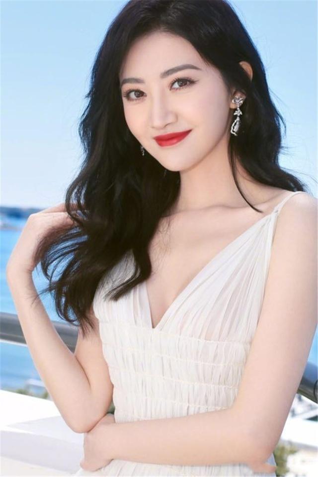 31岁景甜高调走红毯,一袭白色长裙甜到"爆表",轻松美回18岁! - 知乎