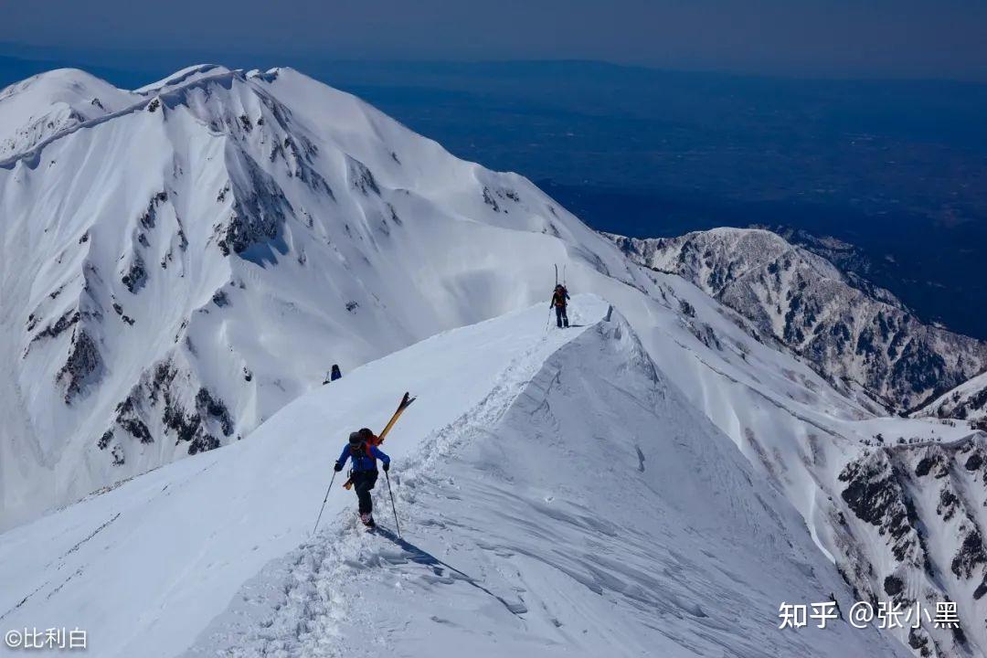 但冰雪資源同樣豐富的日本也擁有著數量眾多的適合滑雪登山的目的地