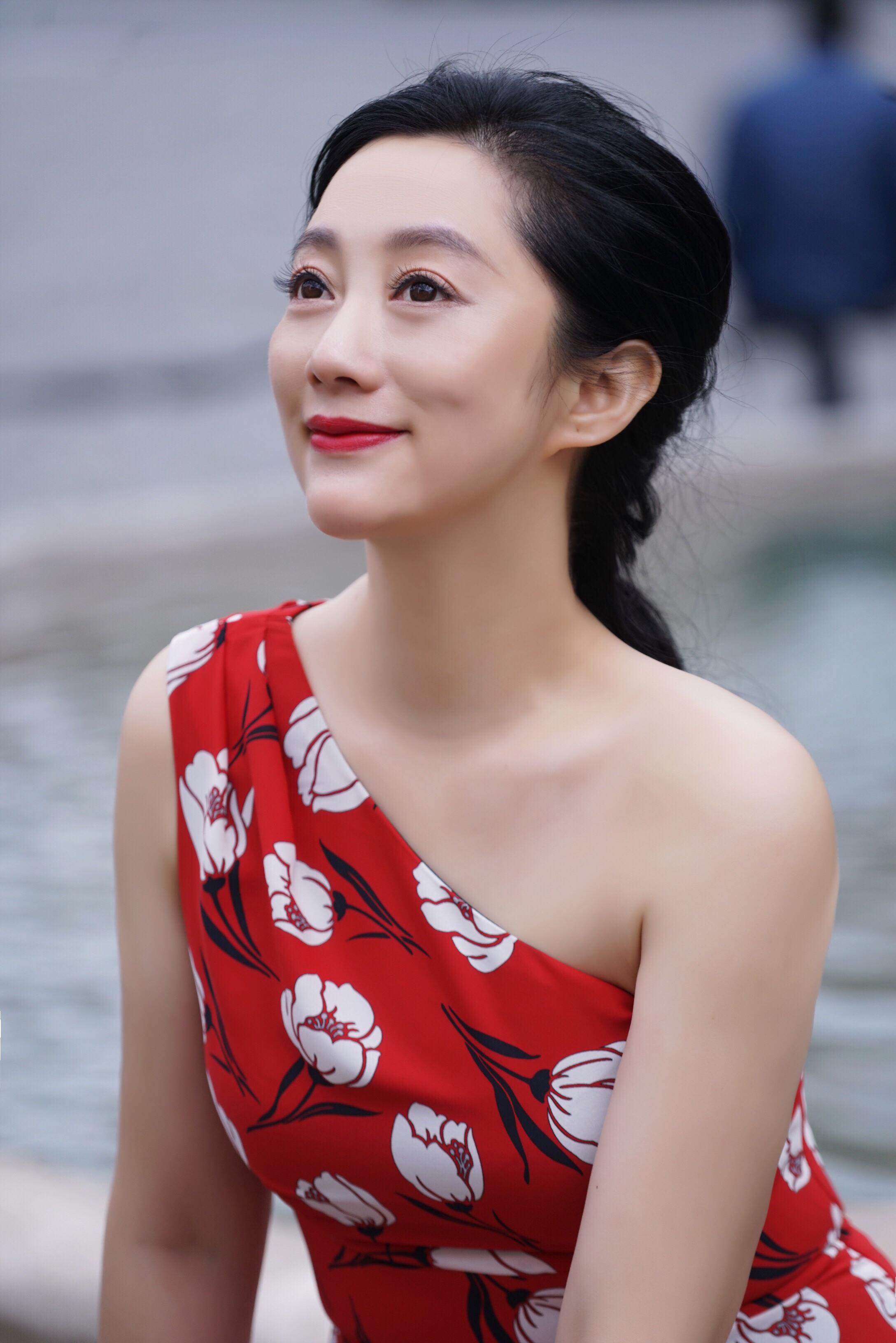 原子霏意大利街拍照曝光红色连衣裙大气至极