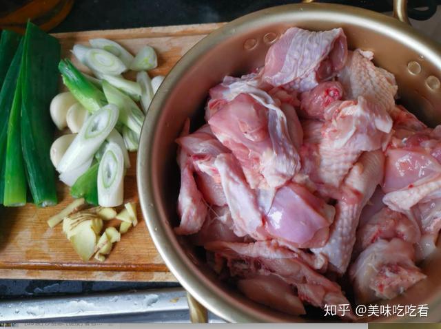 一咬就脱骨的三杯鸡，原来这么简单？学会这道菜，隔三差五想吃 - 知乎