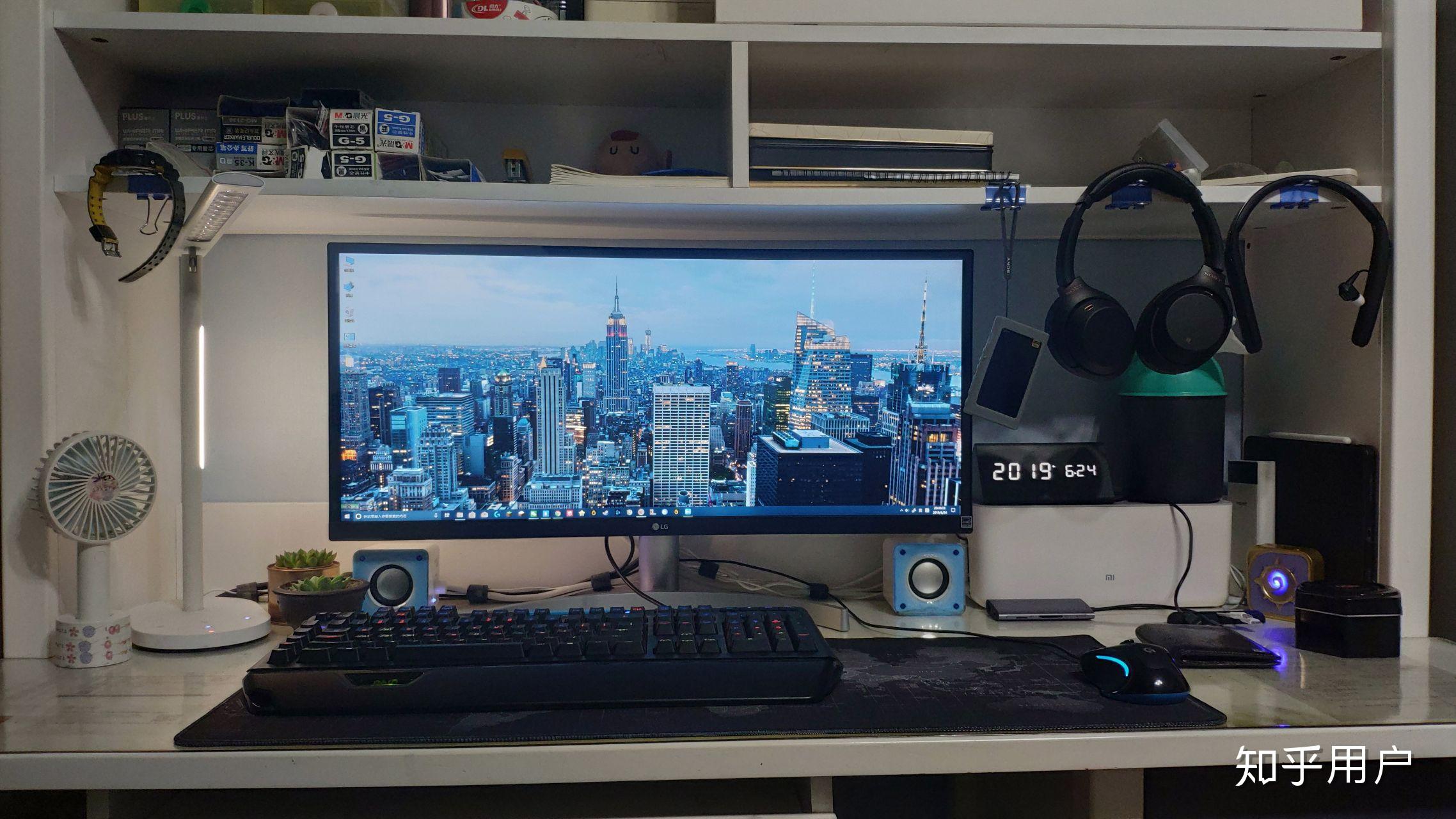 作为一个大学生,你的寝室桌面是什么样子的?