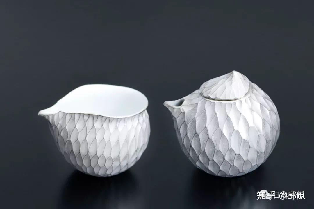 通过纤细的雕刻工艺以及其独特的设计,在器物领域中遥遥领先,伊势丹常