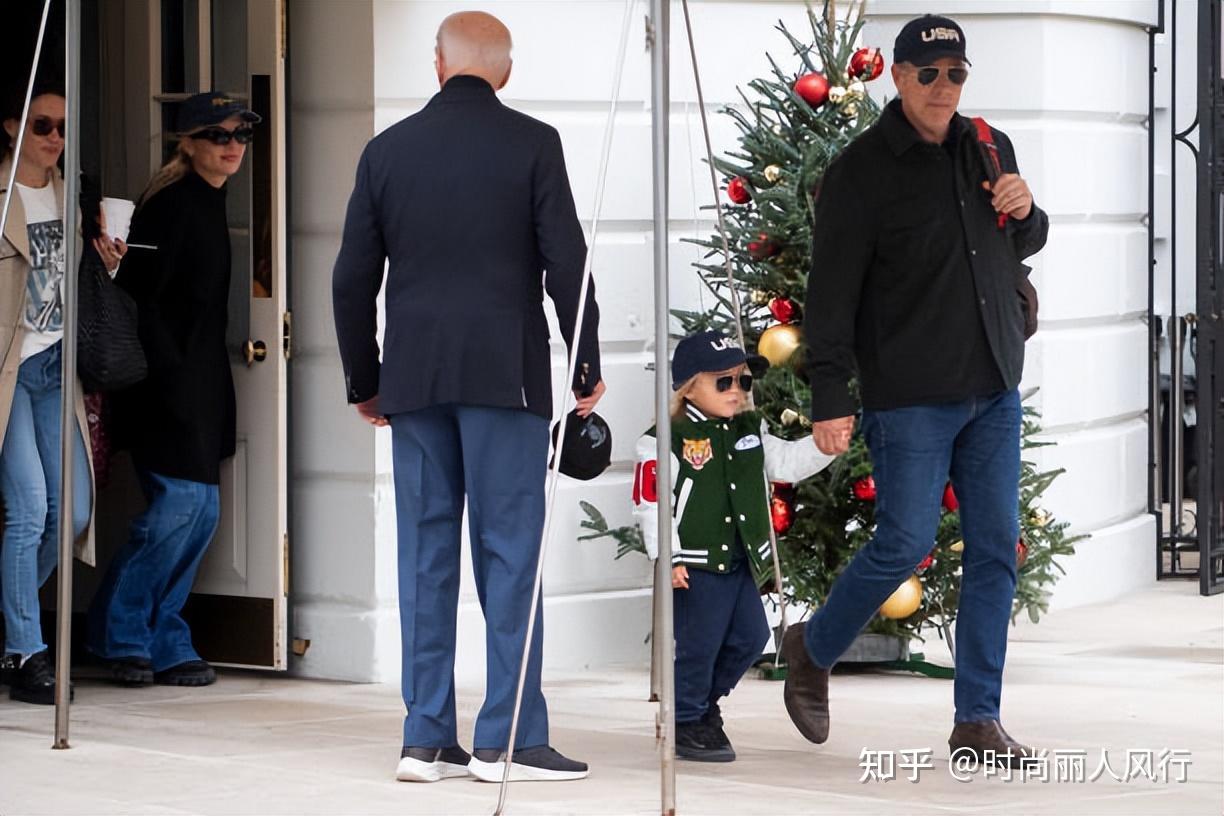 而拜登的二儿子亨特之前有很多丑闻,这次牵着小儿子的手一起亮相,倒是