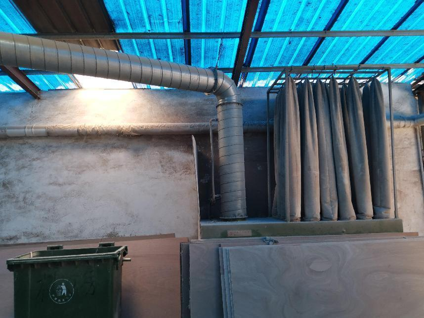 检查过程中发现,该企业连接砂光机的木粉尘除尘系统,重力沉降室除尘