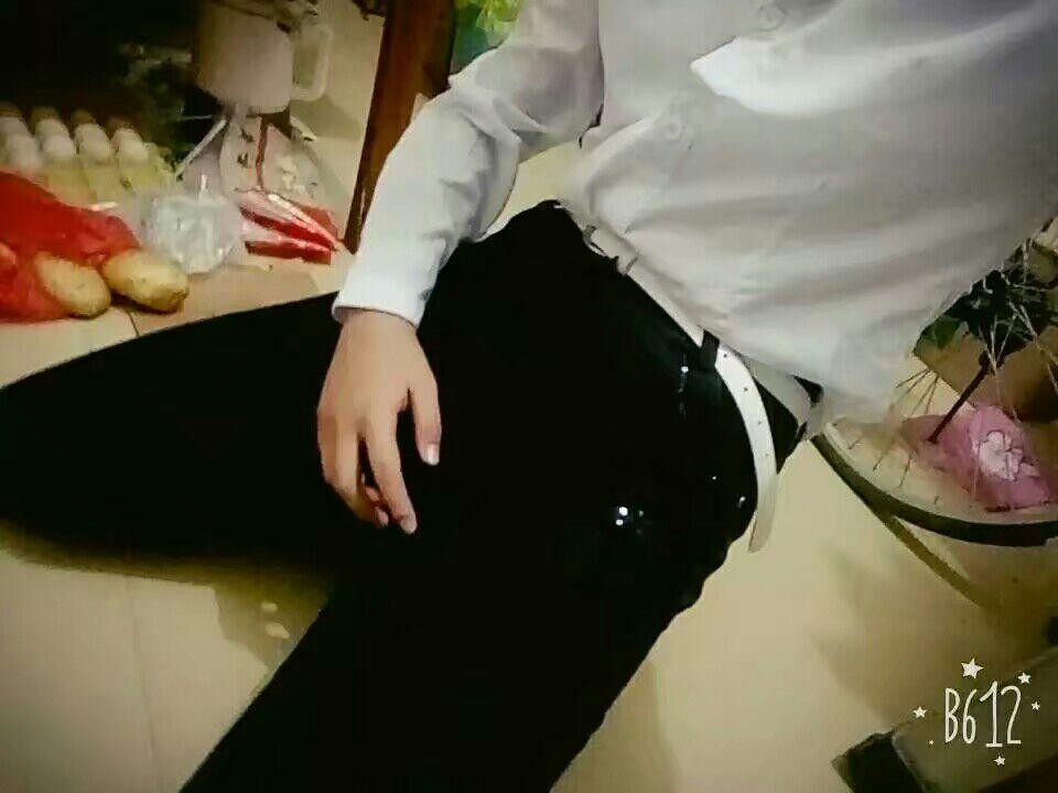 如何评价微博很火的西装下跪? - 知乎