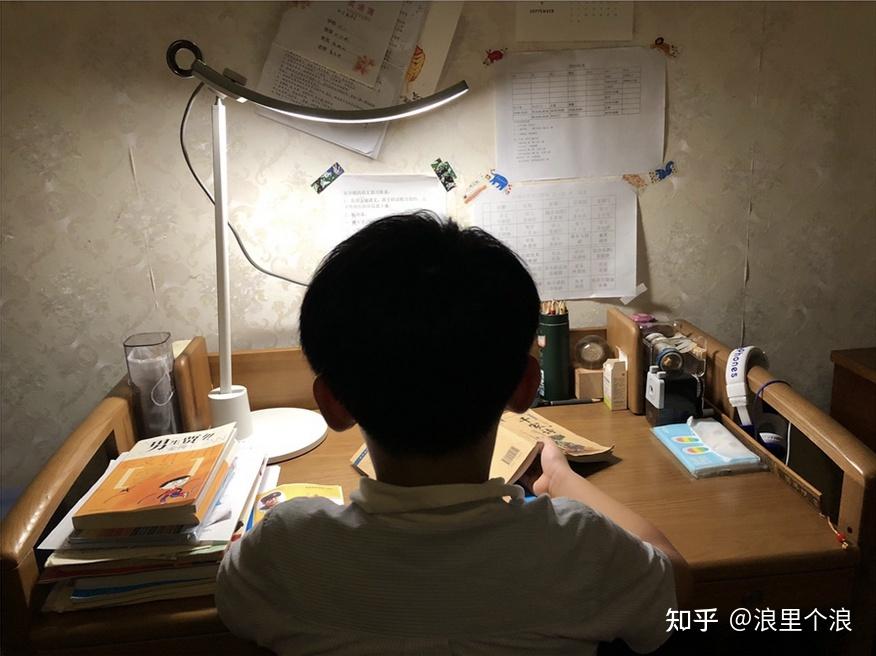 晚上用台灯看书,光度亮一点好还是暗一点好? - 知乎