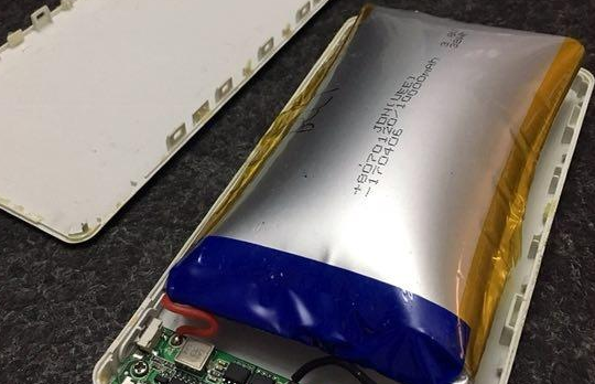 充电宝表面有一块小鼓包是怎么回事? - 知乎