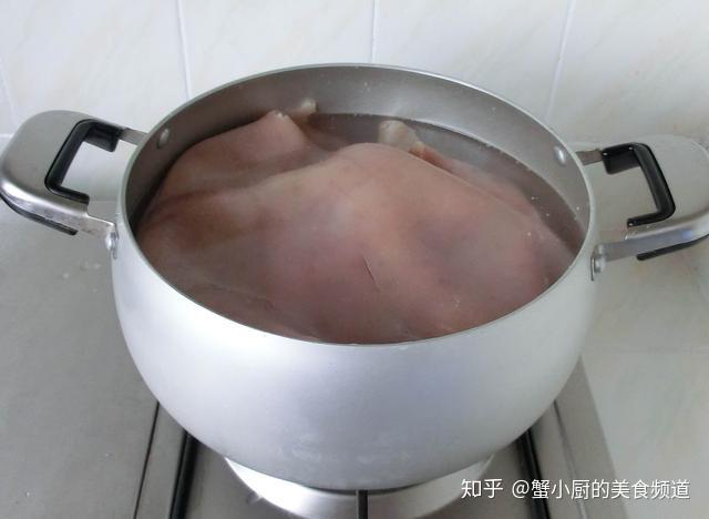 做猪皮冻别直接煮牢记1泡2煮3清理皮冻透亮弹牙不腥