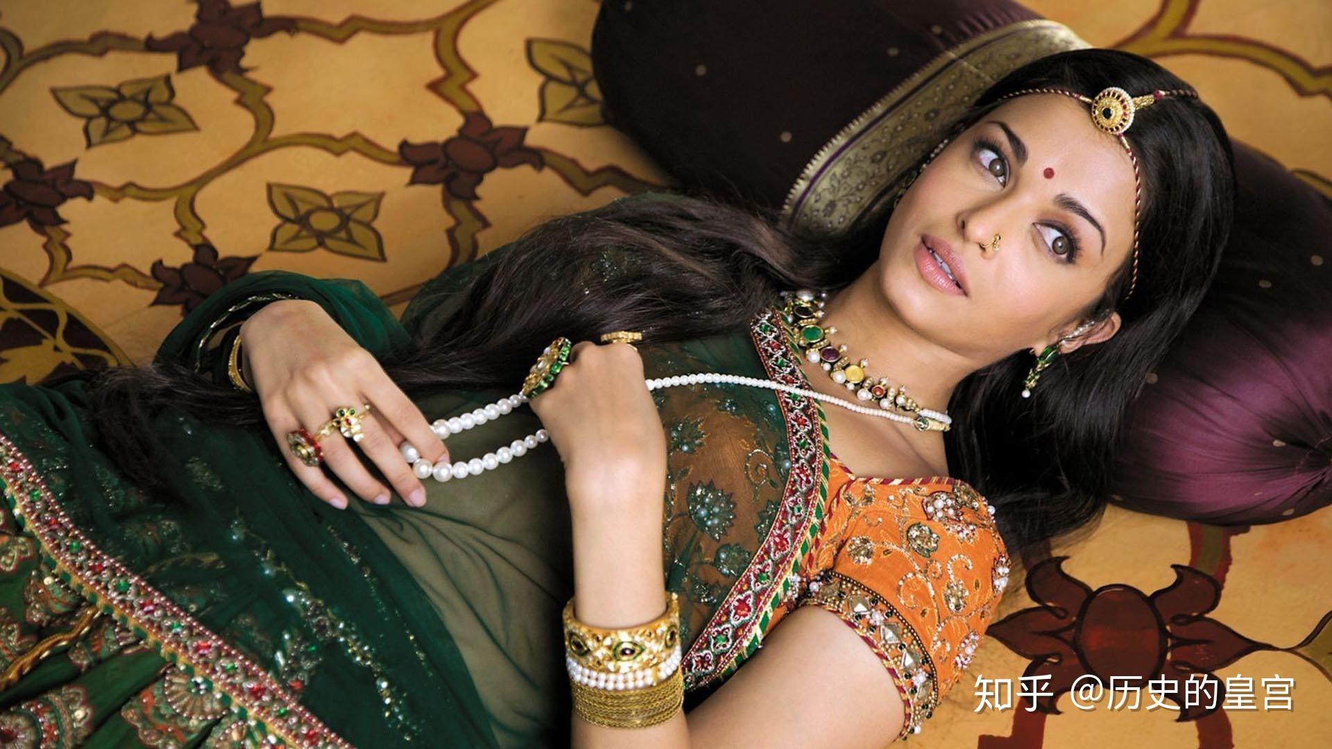 虽然沙贾汗已经贵为皇帝,但他对皇后阿姬曼仍然深爱如初,坚决不纳任何