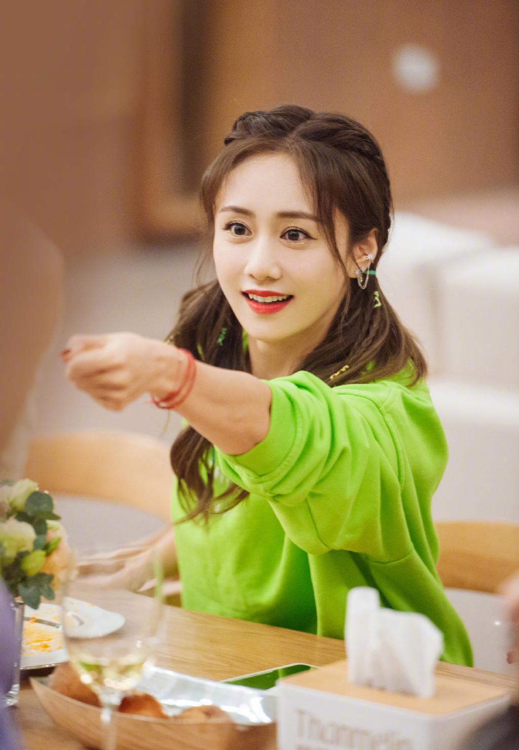 刘芸晒美照穿轻纱裙大秀白嫩香肩一举一动都能撩人无数