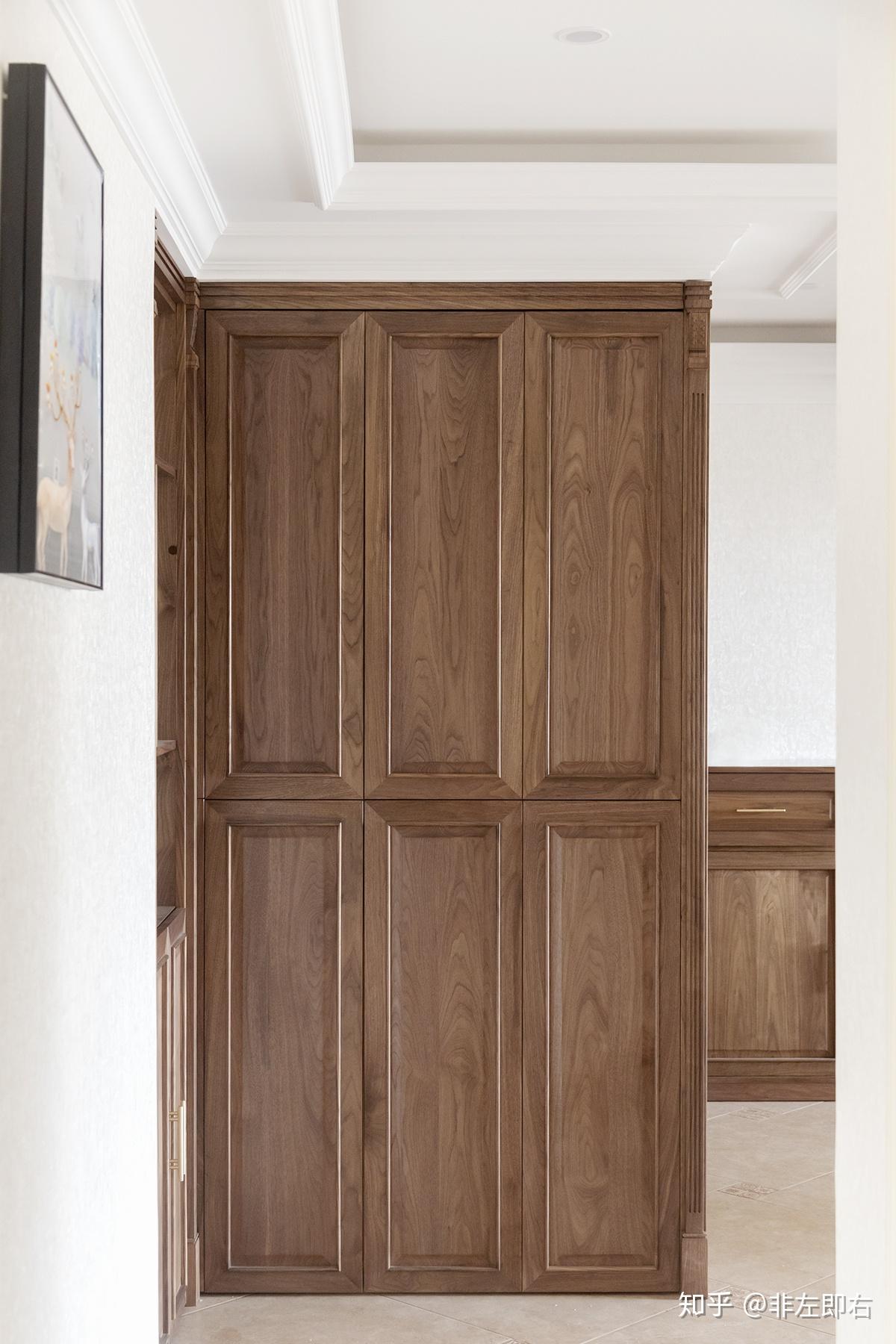 打开柜门,上方挂衣,下方放鞋.