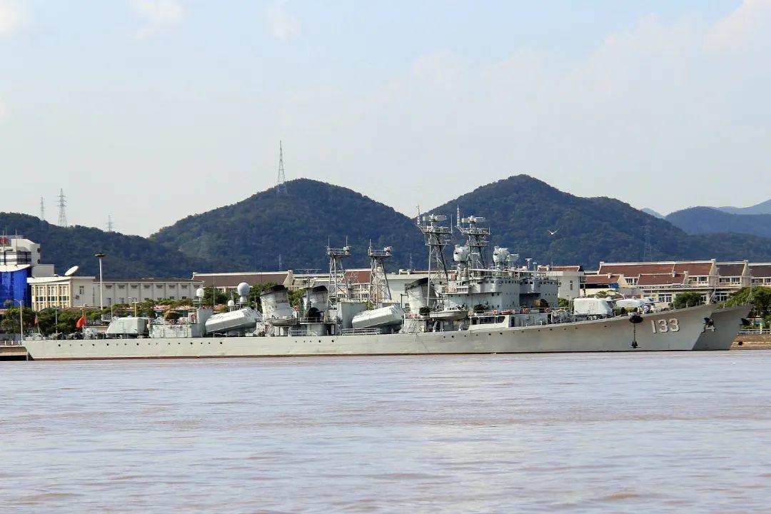 砺剑深蓝，探索不息：中国海军自强之路的开拓先锋（051型驱逐舰家族全系列解析） - 知乎