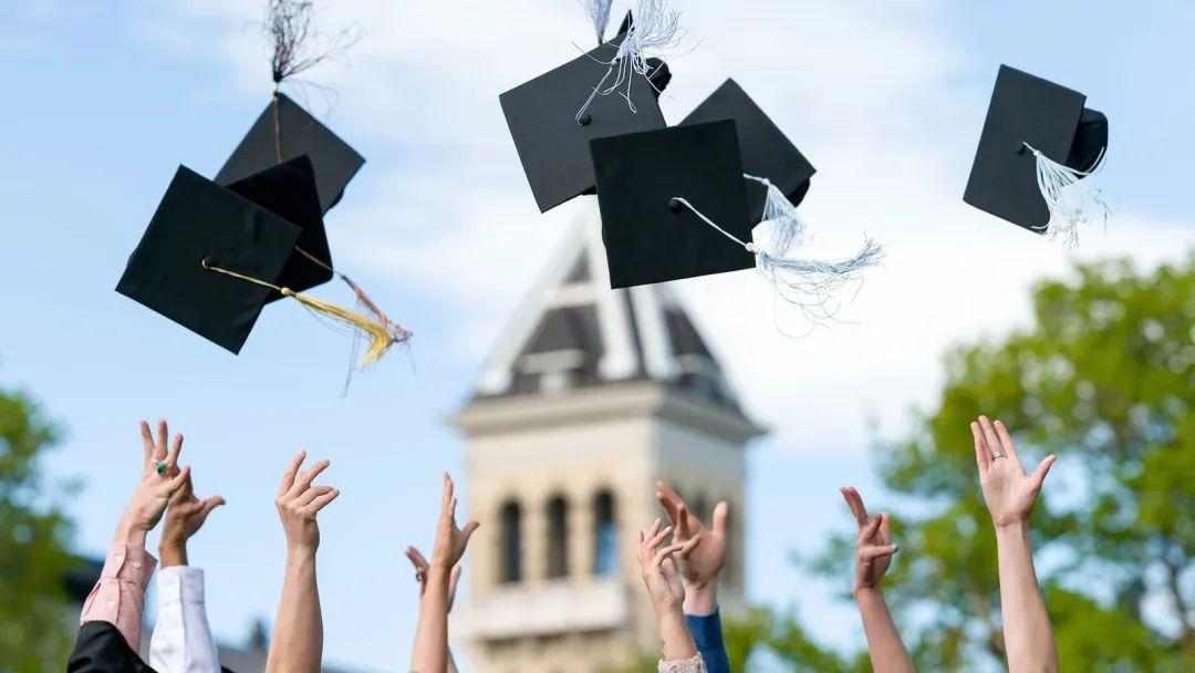 graduation在校园和城市各个角落中,穿着学士服的毕业生们扔学士帽