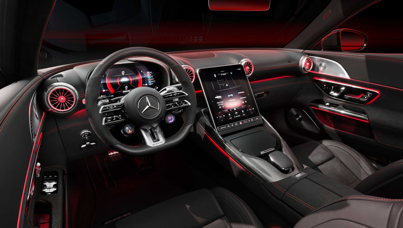 全新amg sl敞篷跑车的驾驶舱与中控屏设计皆以驾驶者为中心,置身amg高