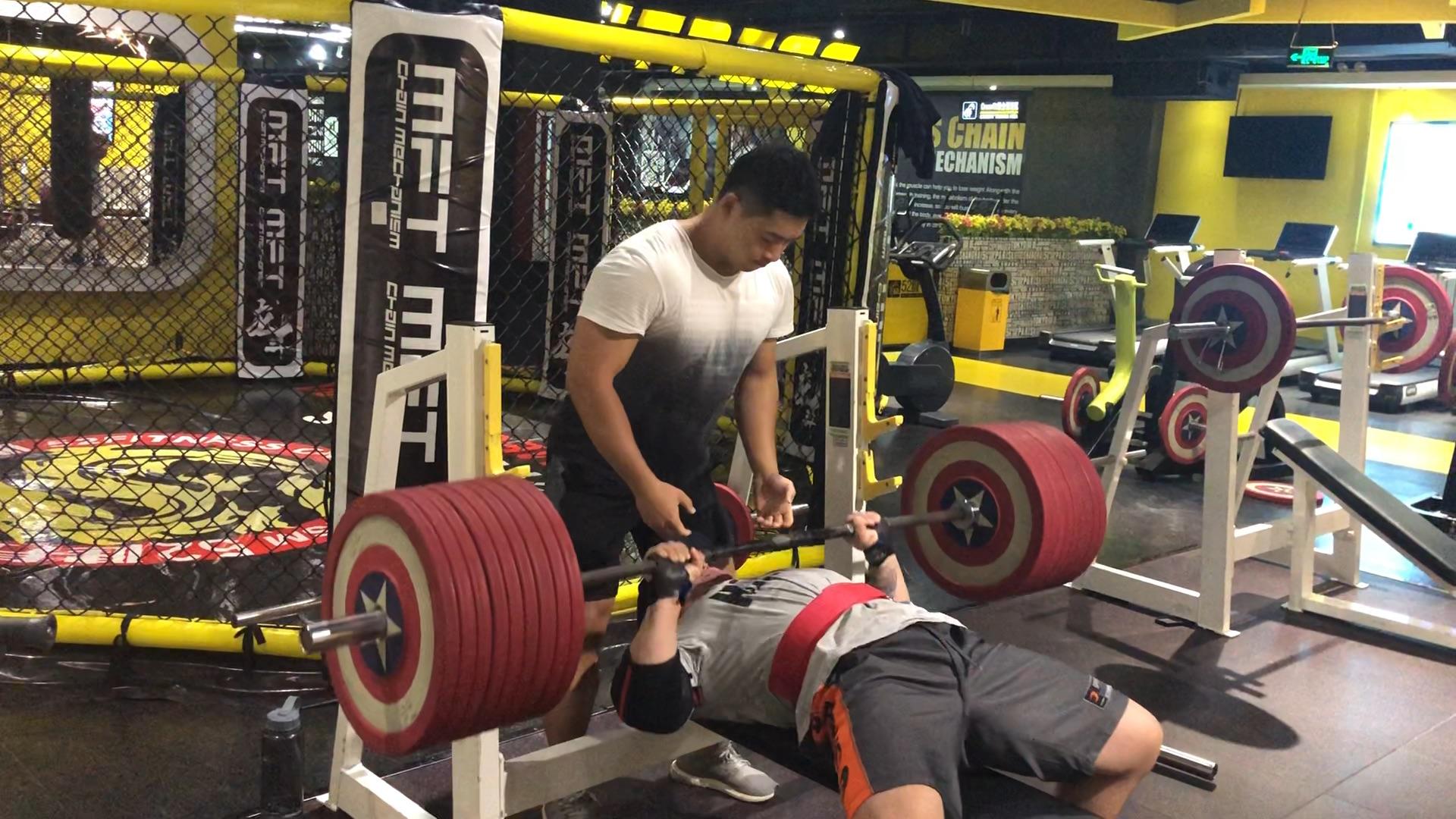 卧推两倍体重的人多吗?