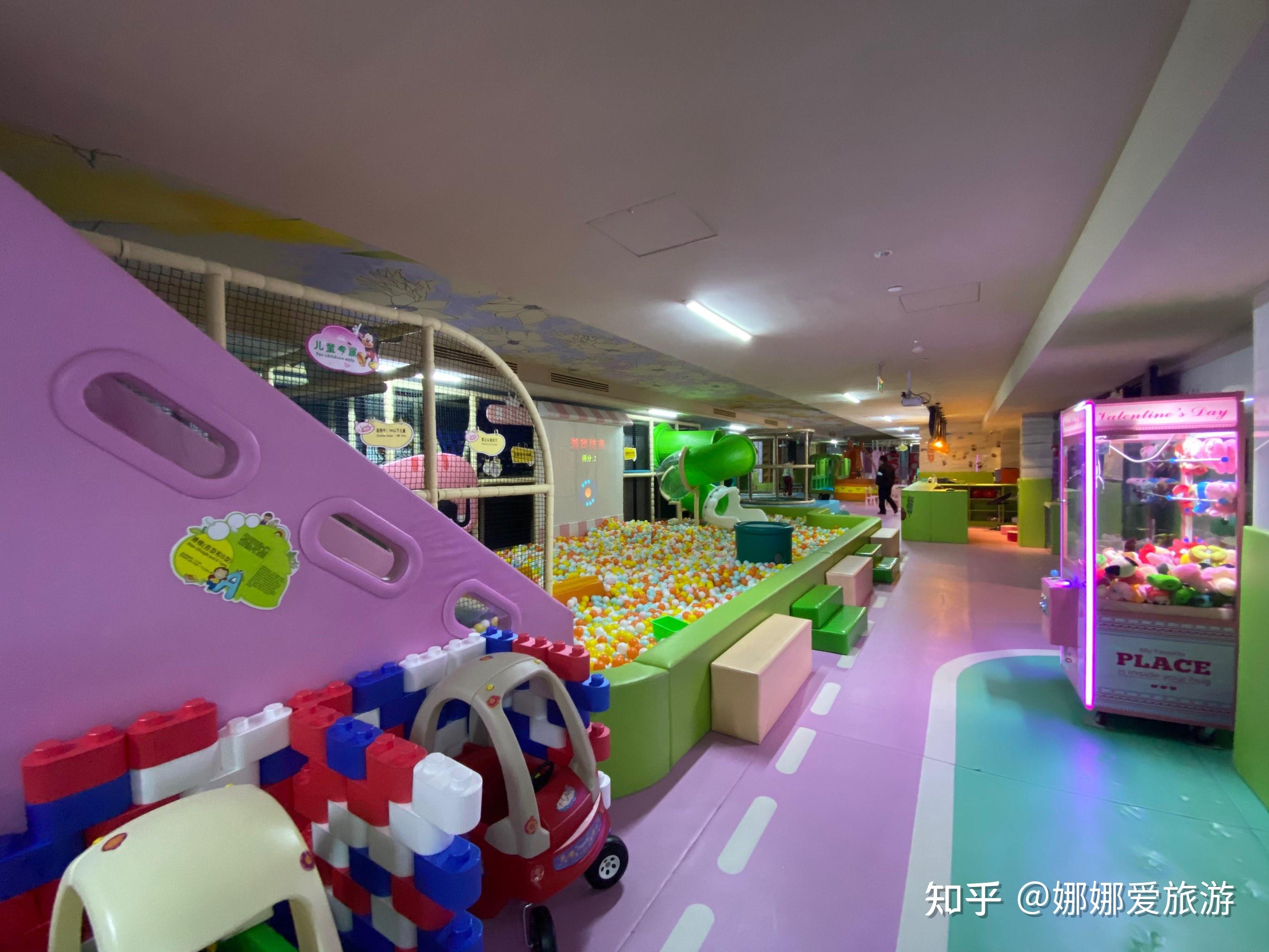 酒店位于北京经济技术开发区的核心商务区,毗邻博大公园,距离北京最大