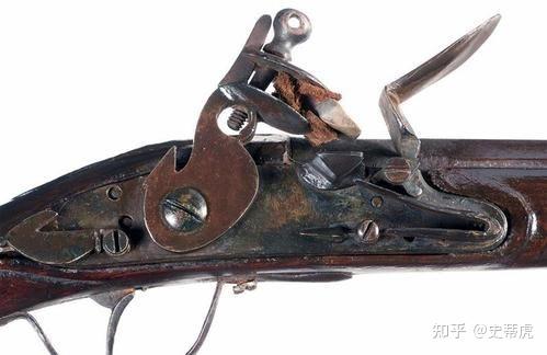 除了比较经典的那个燧发枪击发结构外(图发不了,就是欧洲最常见的那个