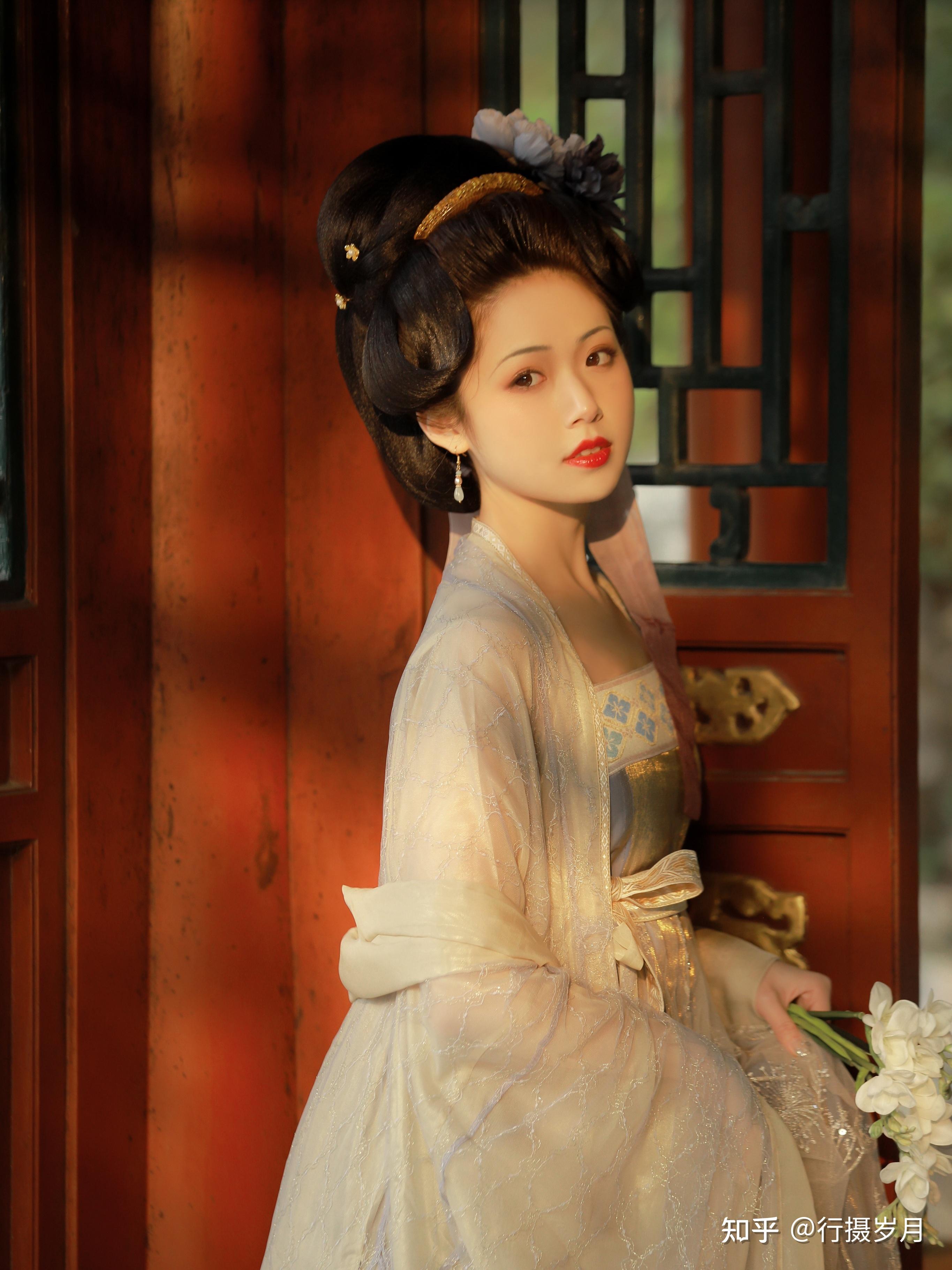 古色古香的调子,幽怨凄美的语句,缠绵悱恻的伤感,让人心里潮湿而温润